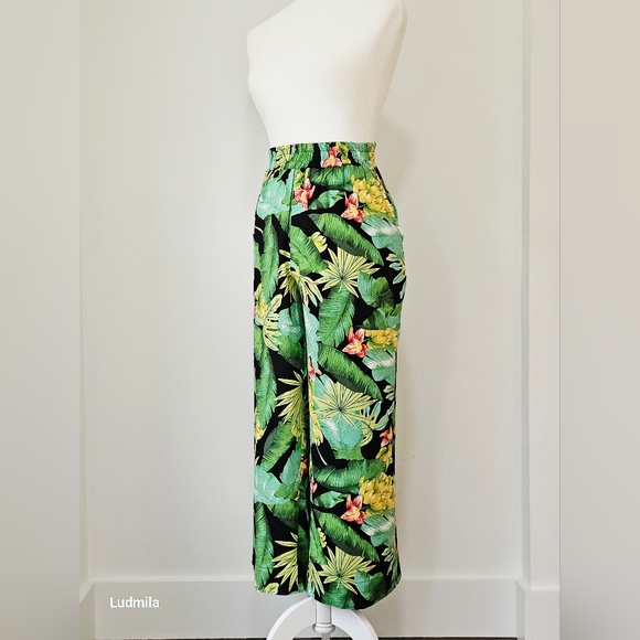 NICOLE MILLER New York Size M Women's Green Tropical Print Pull On Cropped Pants - Picture 4 of 6
